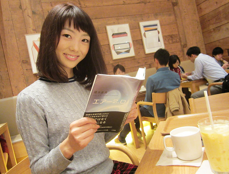 「エアー2.0」を読む若井さん